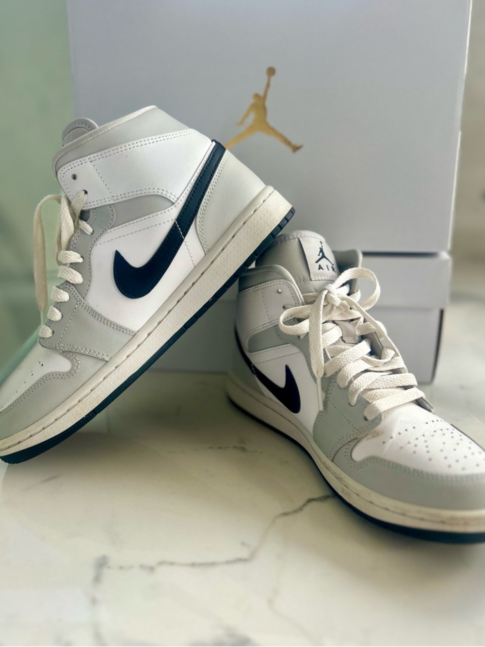 ⛹️Nike Air Jordan 1 Mid Light Gray Black Size 8.5 womens